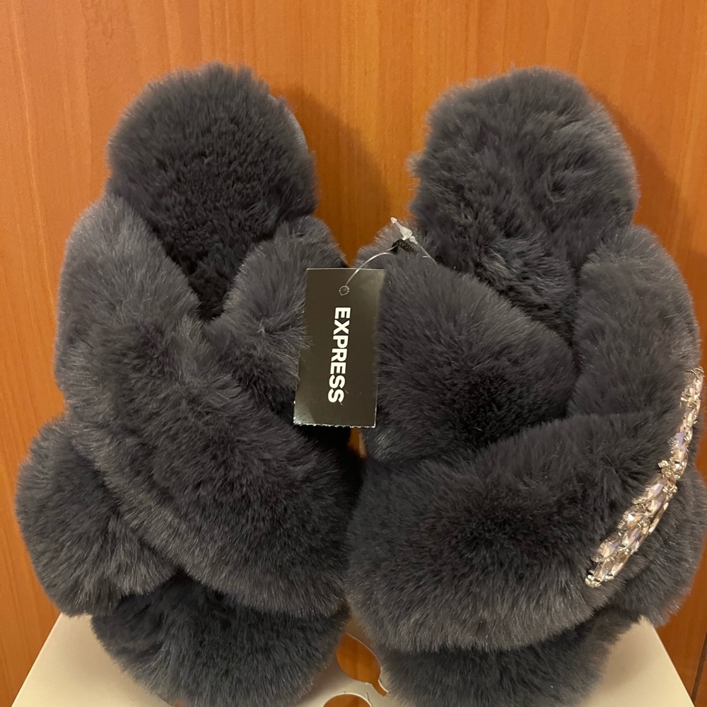 Ladies fur house slippers. With fur and with detachable brooch. New gray